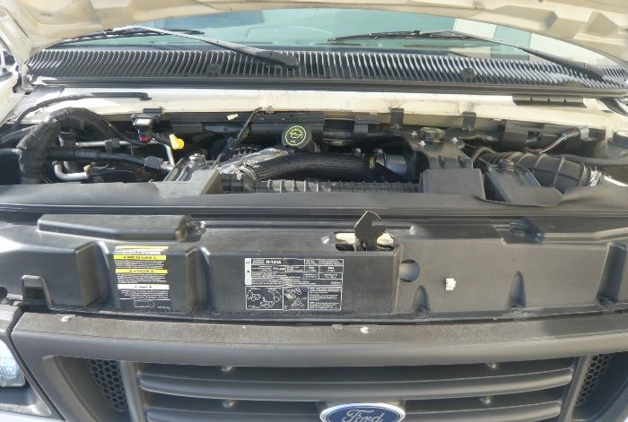 2004 Ford E-450 16' Refrigerated Box Van -  Engine Compartment