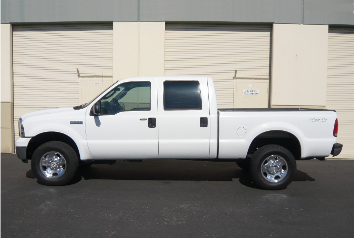 2006 Ford F-350 XLT 4 x 4 Crew Cab 6 Spd Manual Pickup with 90K 2008 Chevy C1500 Silverado - Driver Side