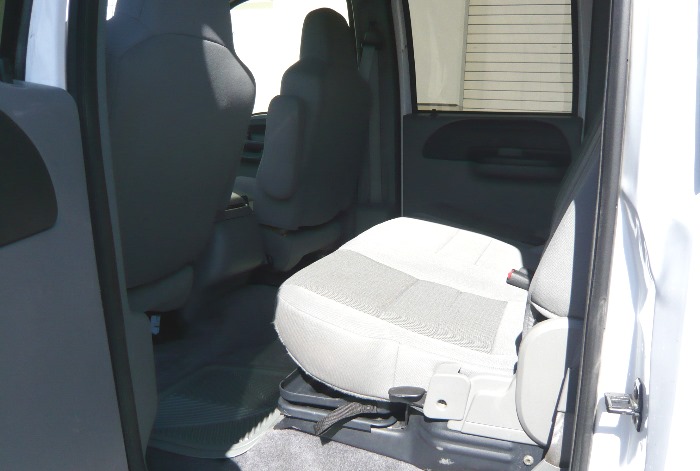 2006 Ford F-350 XLT 4 x 4 Crew Cab 6 Spd Manual Pickup with 90K 2008 Chevy C1500 Silverado - Inside - Rear Seat