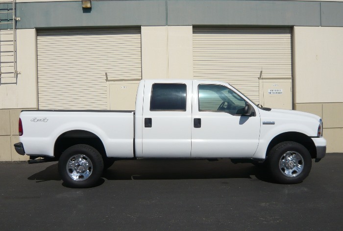 2006 Ford F-350 XLT 4 x 4 Crew Cab 6 Spd Manual Pickup with 90K 2008 Chevy C1500 Silverado - Passenger Side