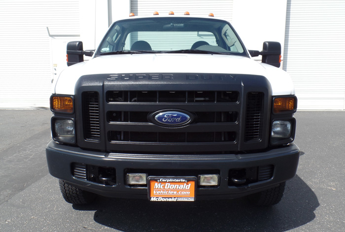 2008 Ford F-350 Super Duty XL 4 x 4 Cab & Cassis - Front View