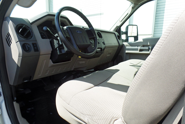 2008 Ford F-350 Super Duty XL 4 x 4 Cab & Cassis - Drive Side - Inside