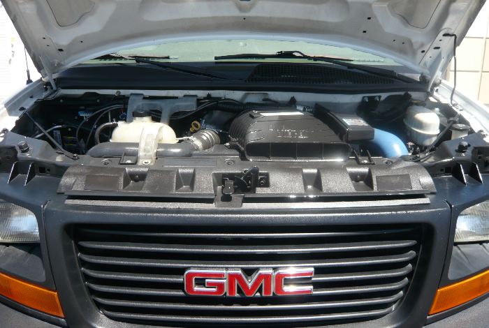 2008 GMC G3500 Extended Diesel  Refrig. Van - Engine Compartment