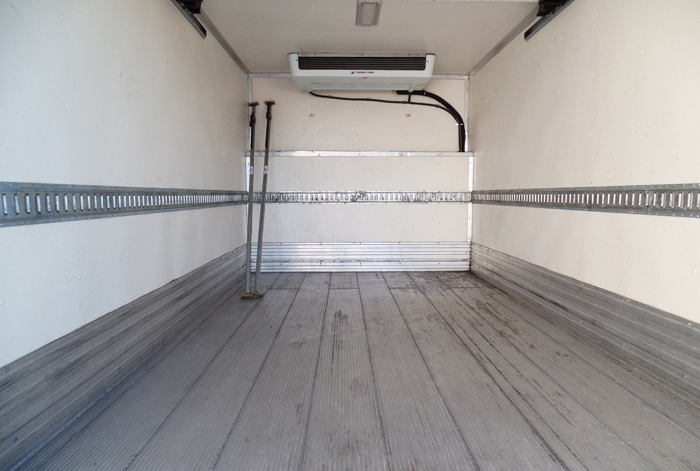 2011 Chev G4500 14’ Refrigerated Van w/ Only 27K, Electric Standby & Railgate - Inside Refrigerated Cargo Area 